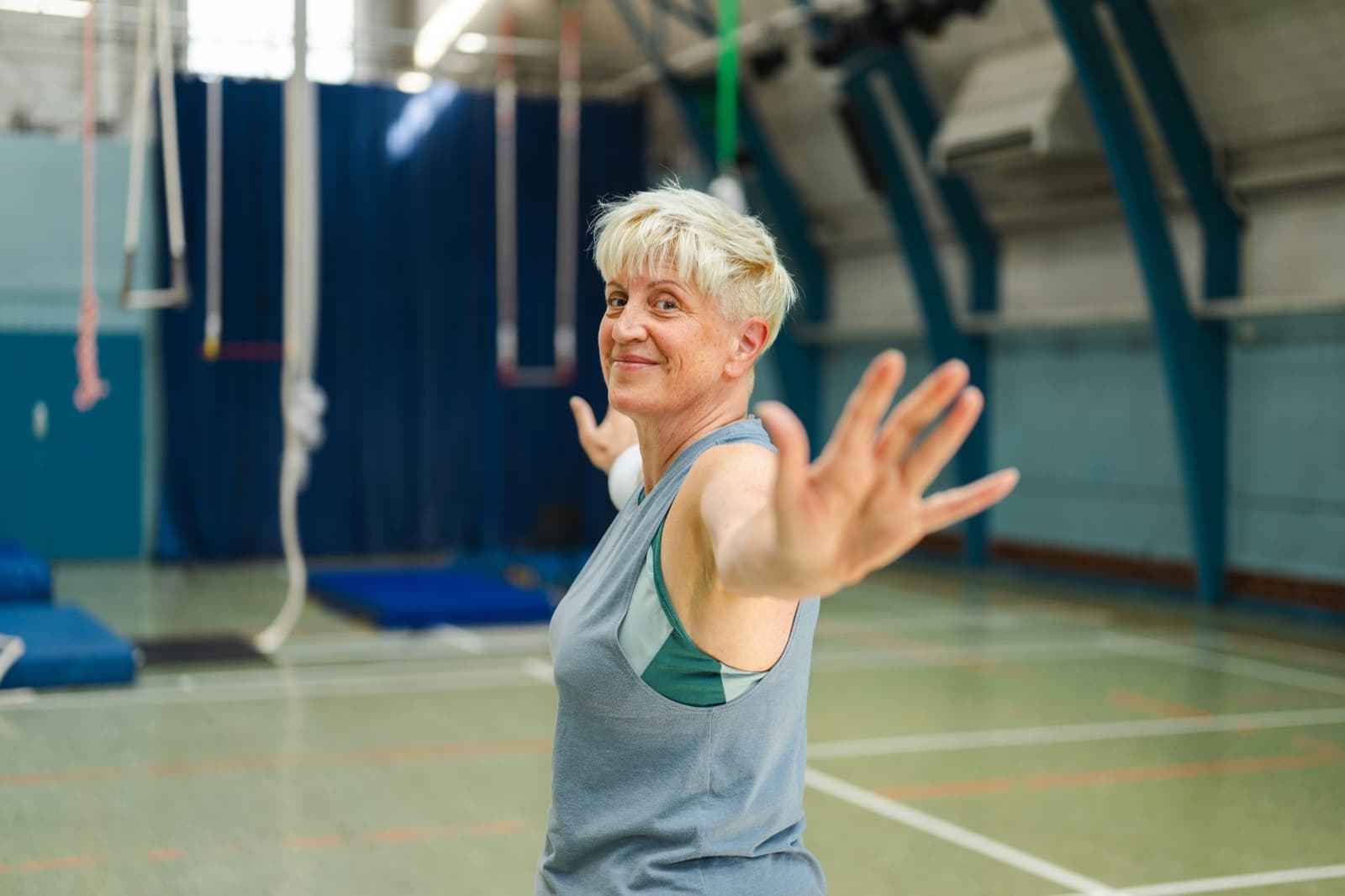 Aktiv ældre kvinde i sportshallen