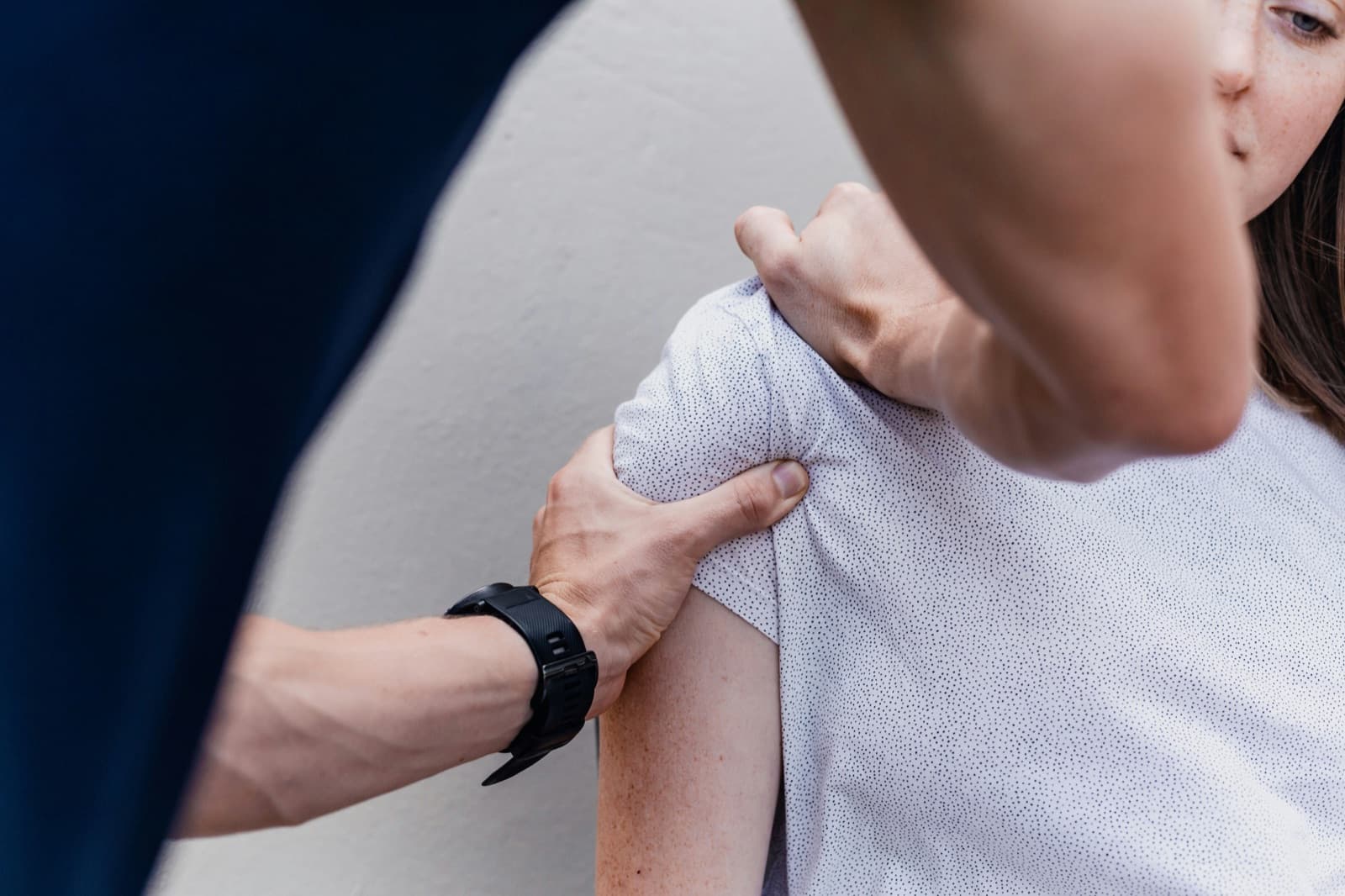 Fysioterapeut undersøger en patients skulder