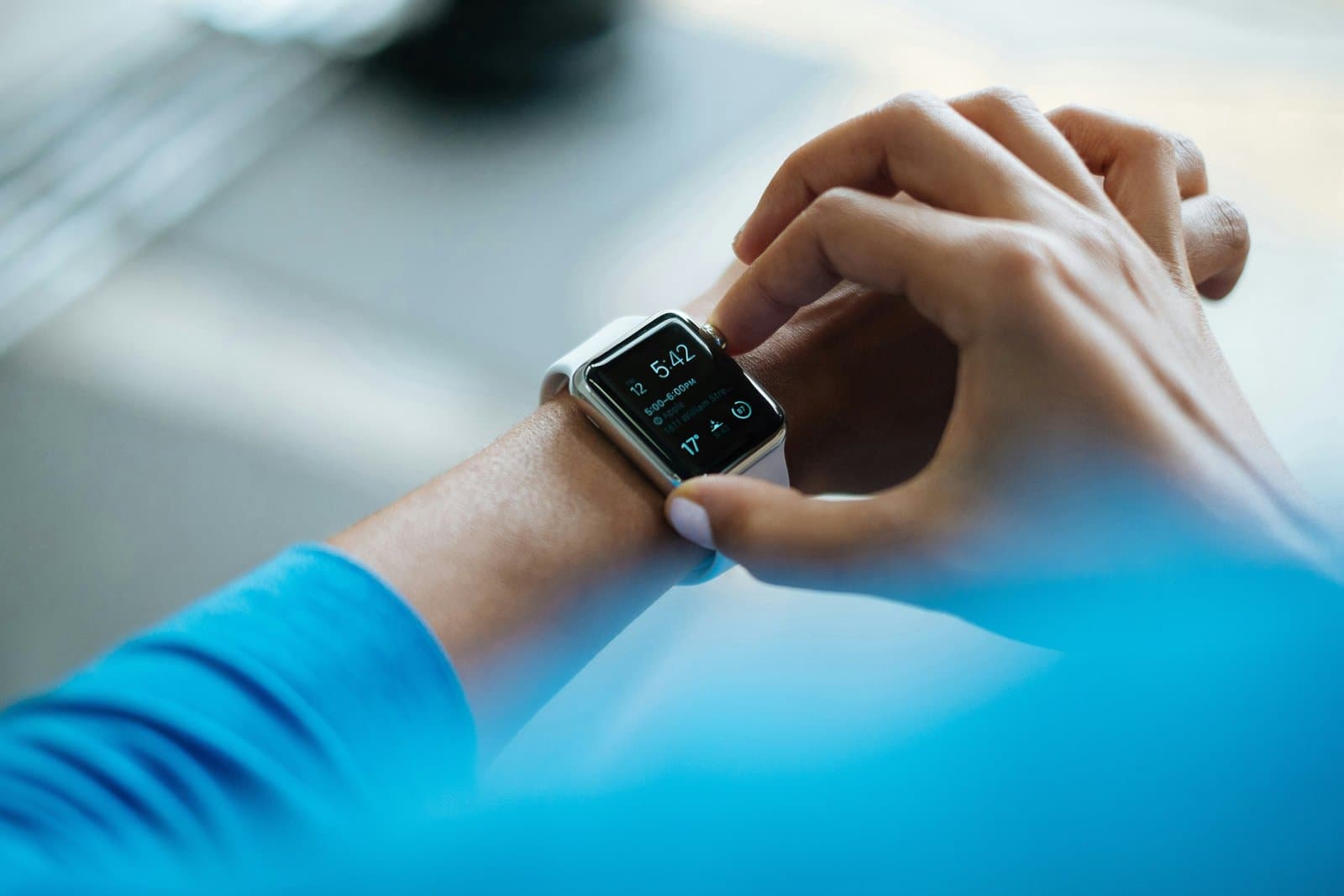 Person tjekker et smartwatch på håndleddet