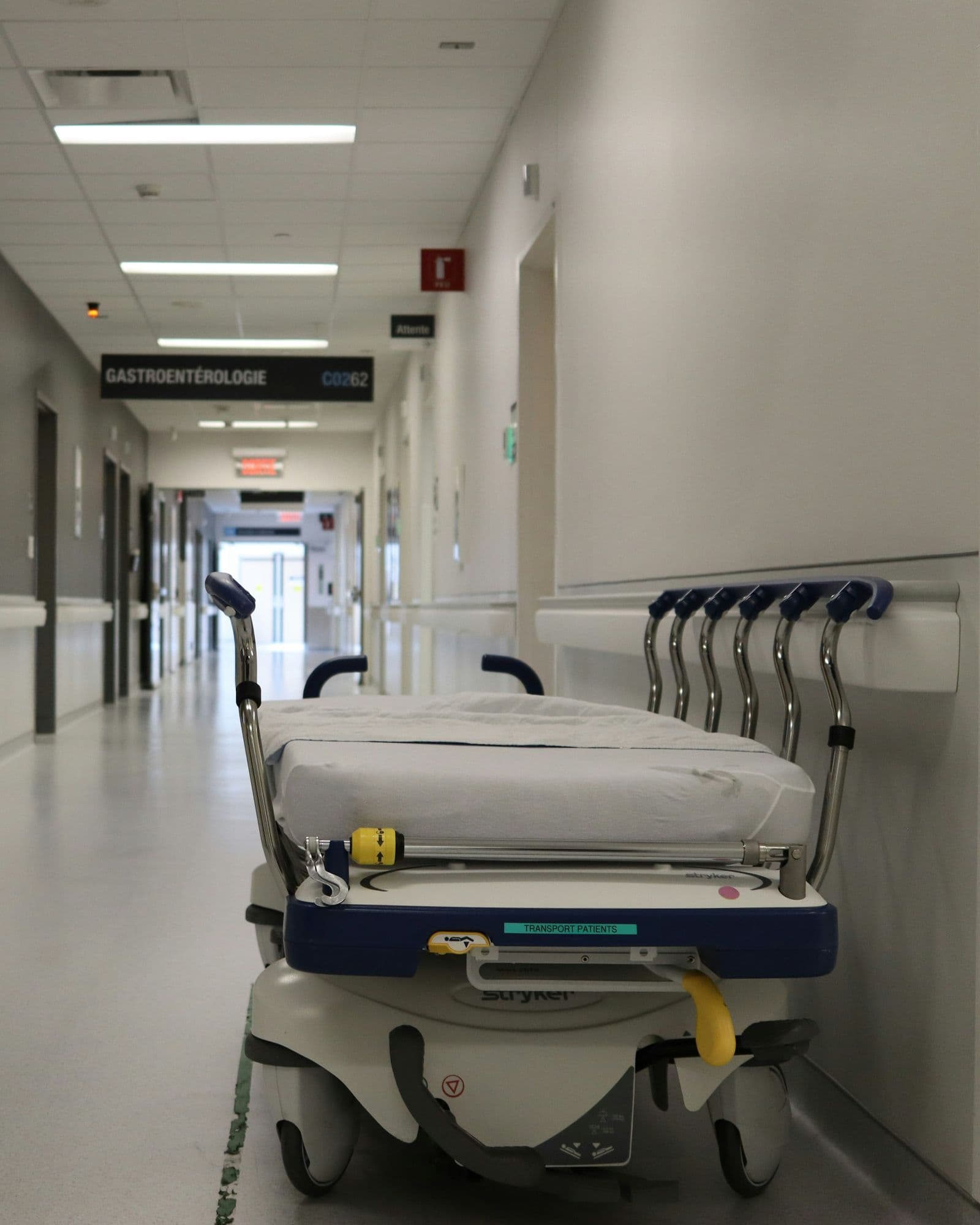 Tom hospitalsbåre på en stille hospitalsgang ved gastroenterologisk afdeling
