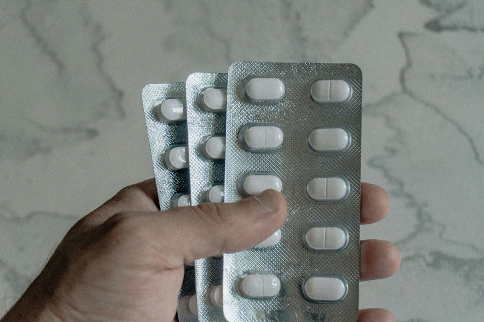 Hånd holder en pakke medicin